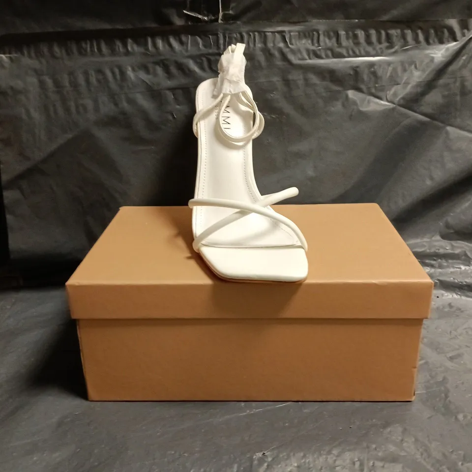 BOXED PAIR OF SIMMI LONDON OPEN TOE HEELED SANDALS IN WHITE SIZE UK 5