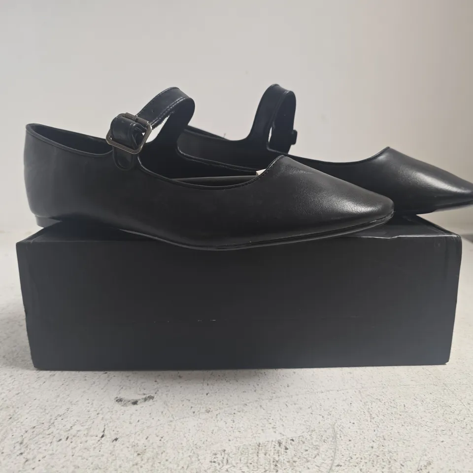 BOXED PAIR OF READY SALTED SHOES IN BLACK SIZE 7