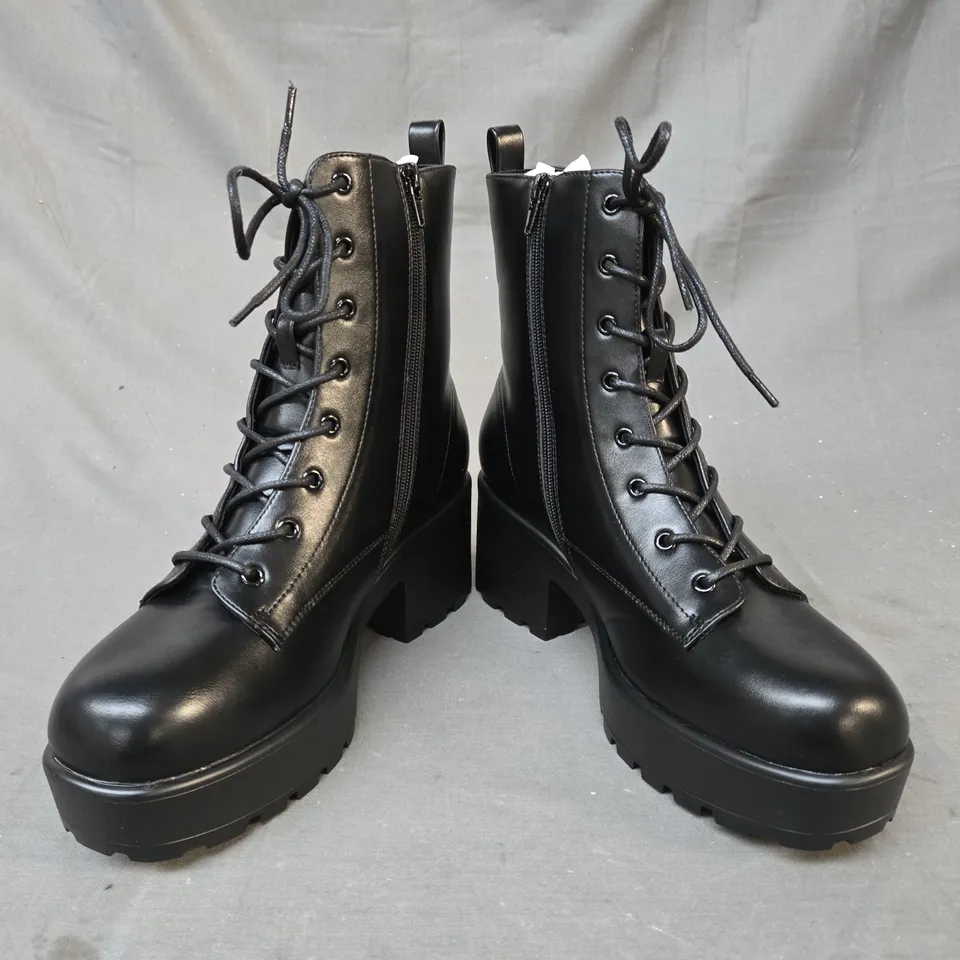 BOXED PAIR OF KOI ASTRO SILVER STAR & MOON CHUNKY ANKLE BOOTS IN BLACK SIZE 8