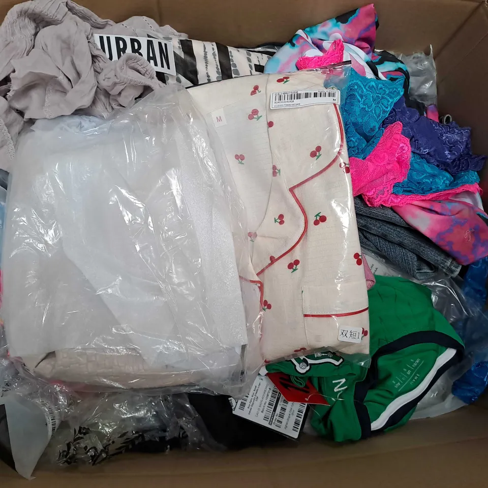 BOX OF APPROXIMATELY 25 ASSORTED CLOTHING ITEMS TO INCLUDE - T-SHIRT , HAT , JEANS ETC