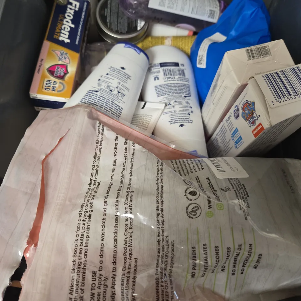 APPROXIMATELY 15 ASSORTED HEALTH & BEAUTY PRODUCTS TO INCLUDE NIVEA LOTION, FIXODENT, BODY LOTION ETC 