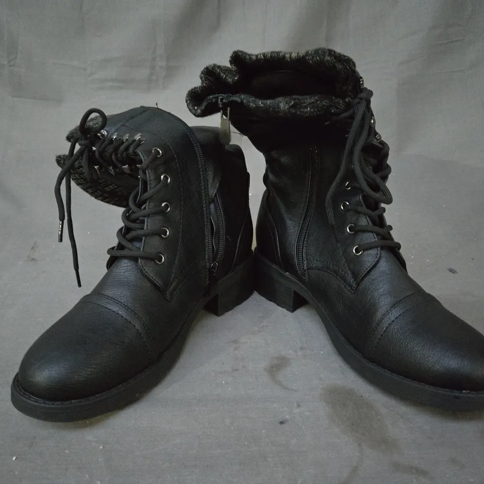 BOXED PAIR OF UNBRANDED ANKLE BOOTS IN BLACK SIZE 9