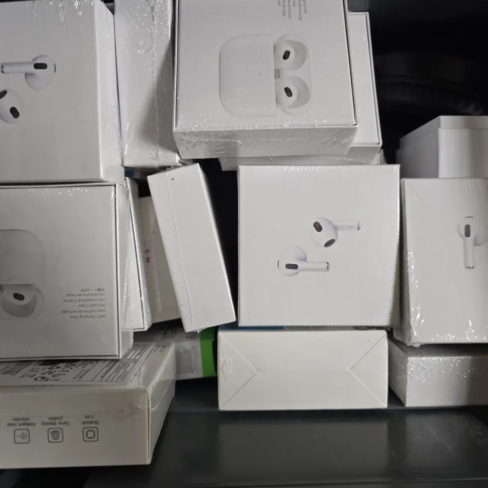 APPROXIMATELY 10 ASSORTED HOUSEHOLD ITEMS TO INCLUDE WIRELESS EARPHONES, STEREO EARBUDS, ETC