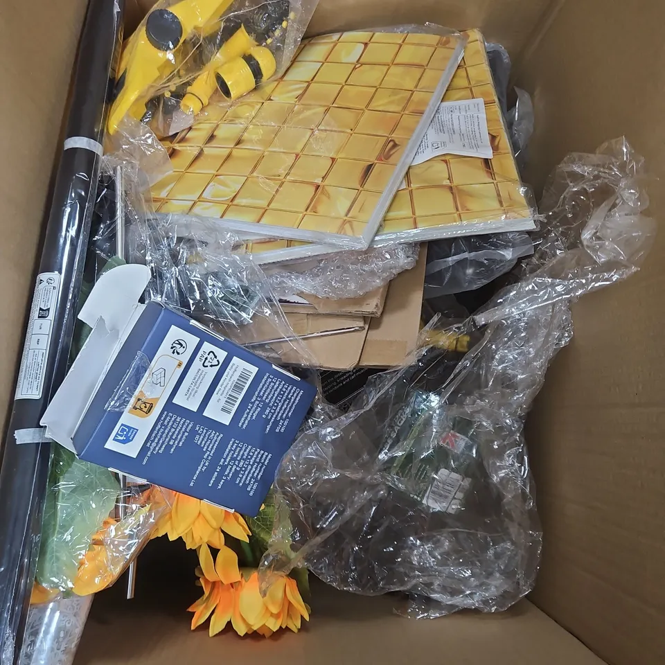 BOX OF APPROXIMATELY 12 ASSORTED HOUSEHOLD ITEMS TO INCLUDE - CLEAR PVC HOSE - CANDLE HOLDER - BASKET - ETC