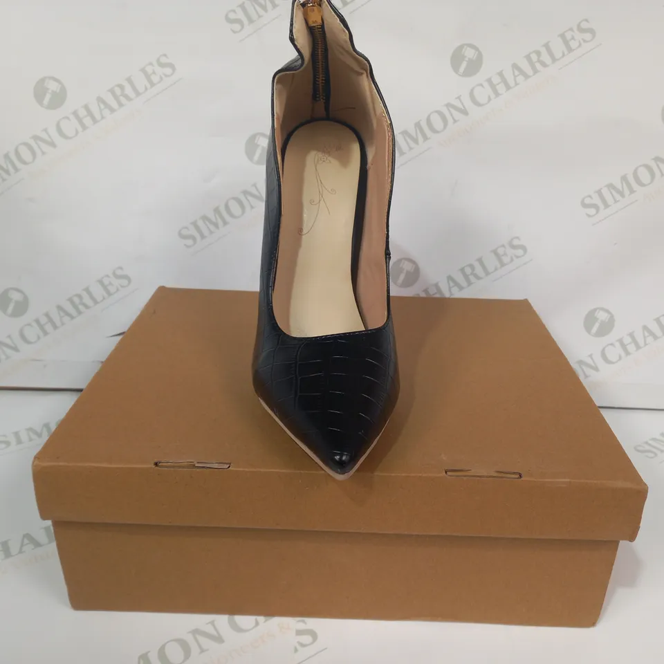 PAIR OF DESIGNER POINTED TOE STILETTO HIGH HEELS IN BLACK EU SIZE 38