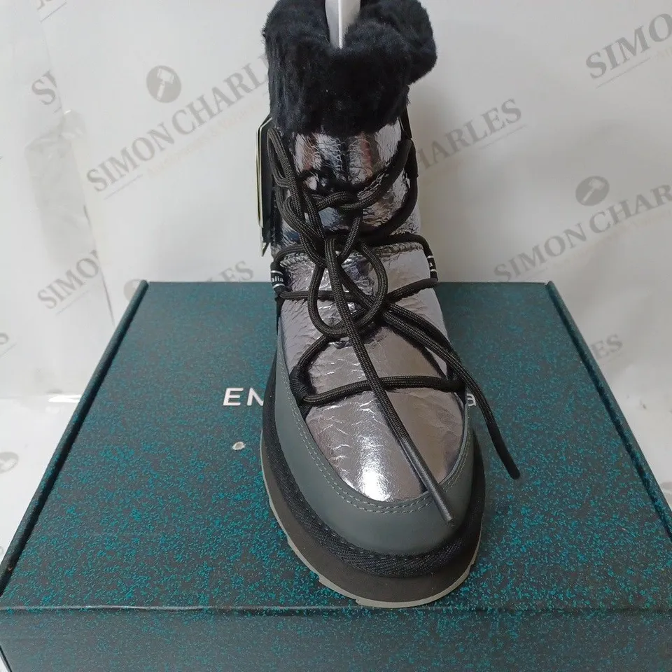 BOXED PAIR OF EMU AUSTRALIA BLURRED MIRROR DARK SILVER BOOTS - SIZE 5
