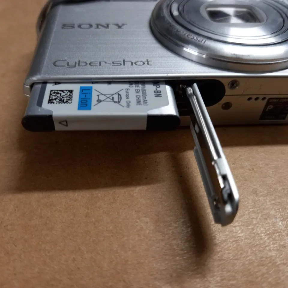 SONY CYBER SHOT 16:1 MP - DSC-W730