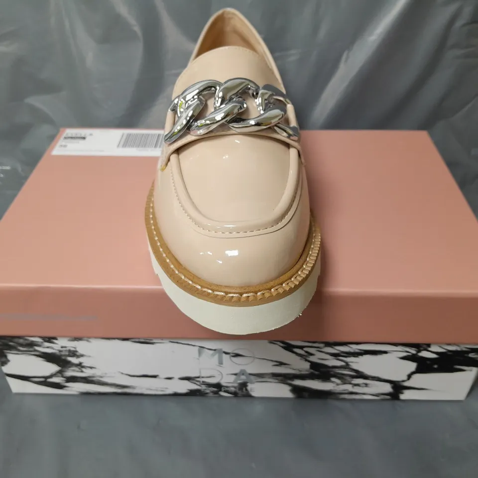 BOXED PAIR OF MODA IN PELLE CHUNKY LOAFERS IN NUDE W. SILVER EFFECT CHAIN SIZE 6