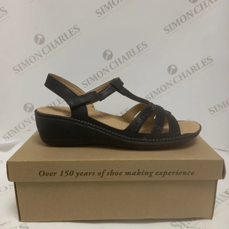 BOXED CUSHION WALK DIAMANTE TRIM SANDALS - SIZE 7