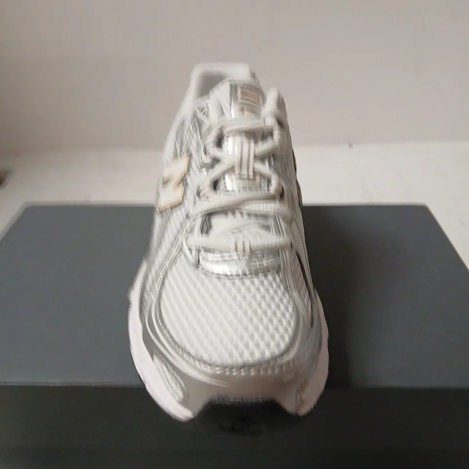 BOXED PAIR OF NEW BALANCE MEN'S RUNNING SHOES – SILVER/GREY - UK ISZE 4.5