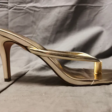 BOXED PAIR OF XYLONDON TOE-POST HEELS IN METALLIC GOLD SIZE UK 7