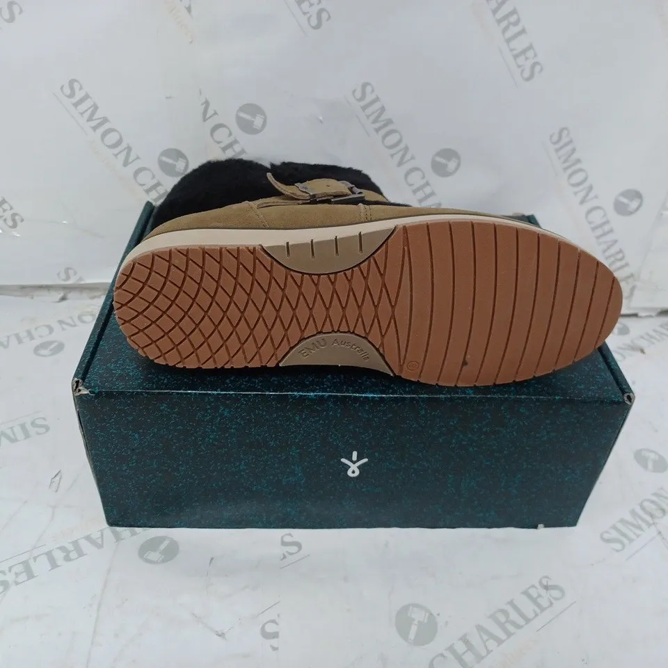 BOXED PAIR OF EMU OXLEY FUR CUFF BOOTS SIZE 7