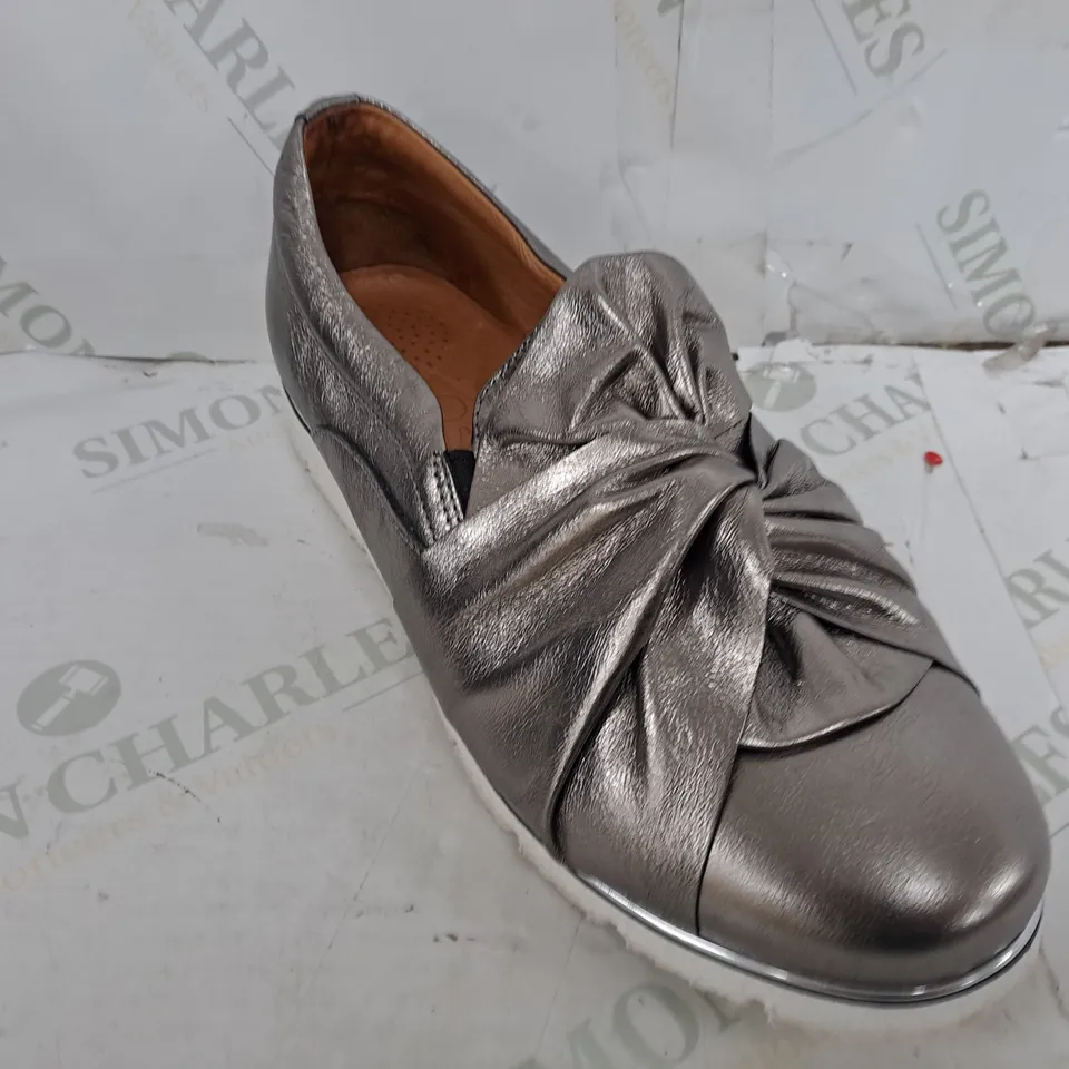 MODA IN PELLE ANETTE TWIST FRONT TRAINER - SIZE 40, PEWTER METALLIC 