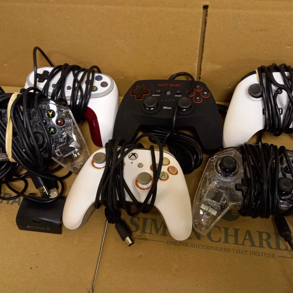 LOT OF 6 XBOX GAMEPADS AND ONE BPSX BATTERY PACK FOR XBOX SERIES X/S