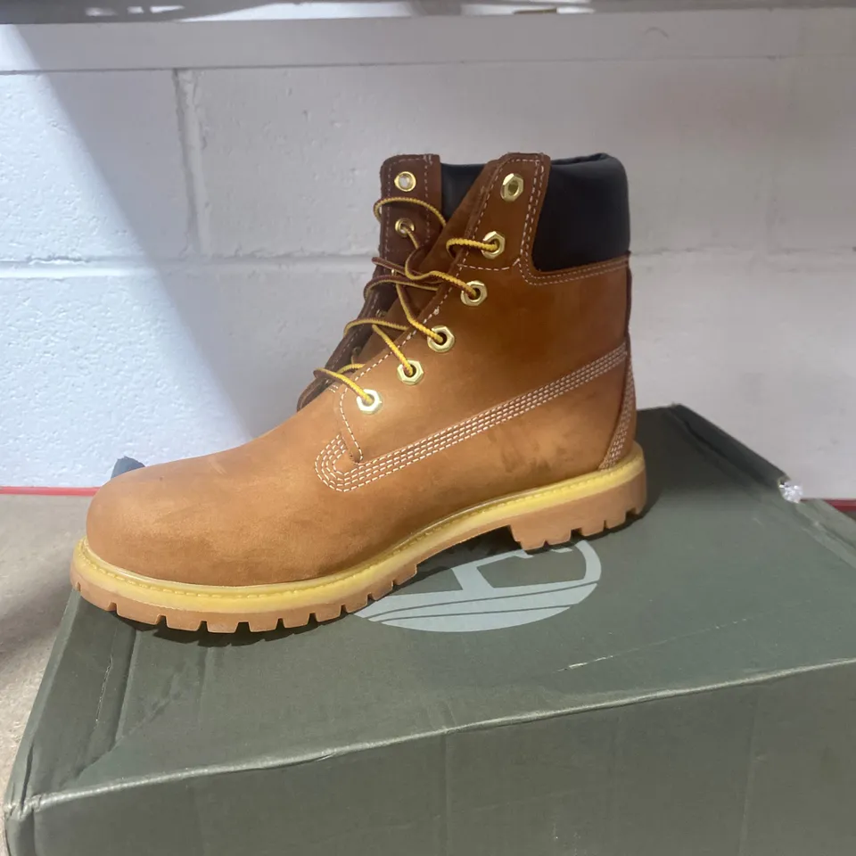 BOXED PAIR OF TIMBERLAND PREMIUM 6 WATERPROOF NUBUCK BOOTS SIZE 7