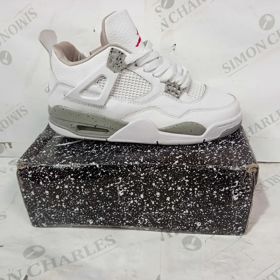 BOXED PAIR OF AIR JORDAN 4 TRAINERS IN WHITE/GREY UK SIZE 7
