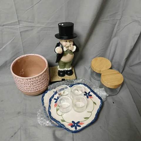 APPROXIMATELY 6 ASSORTED FRAGILE HOUSEHOLD ITEMS TO INCLUDE JARS, FIGURINE, PLATES, ETC - COLLECTION ONLY