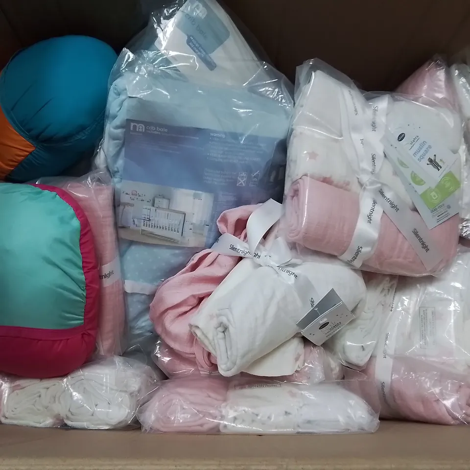 LOT OF ASSORTED BABY FABRIC ITEMS TO INCLUDE SILENTNIGHT MUSLIN SQUARES, CRIB BALES AND BUMPER