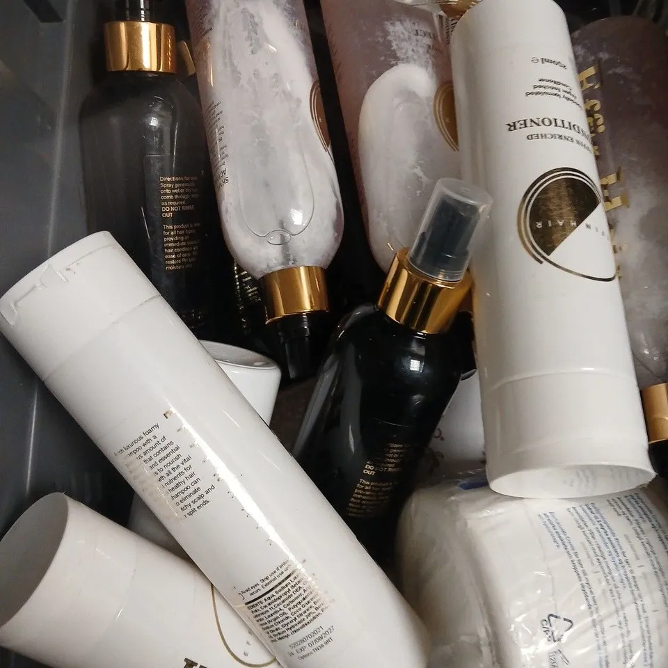 APPROXIMATELY 15 ASSORTED HEALTH & BEAUTY PRODUCTS TO INCLUDE L'OREAL SHOWER GEL, HAIR CONDITIONER, CLEANSING BALM ETC