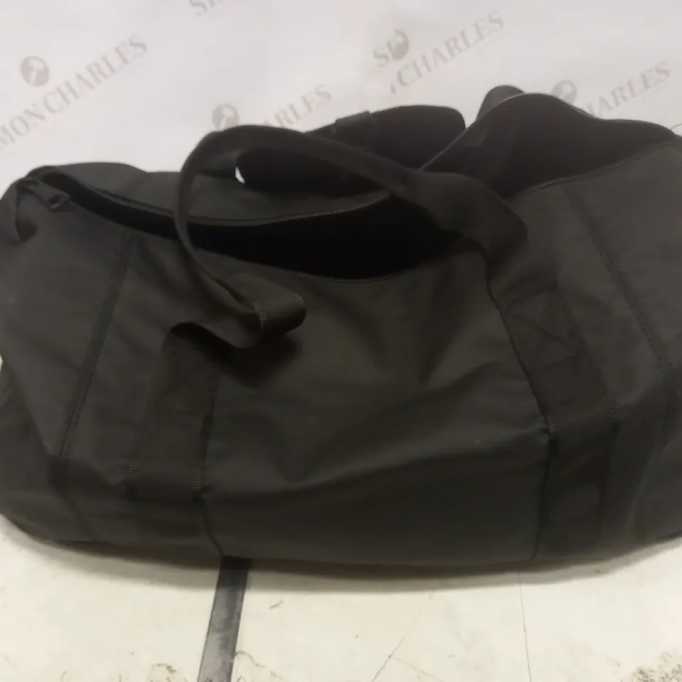 UNBRANDED BLACK DUFFLE BAG