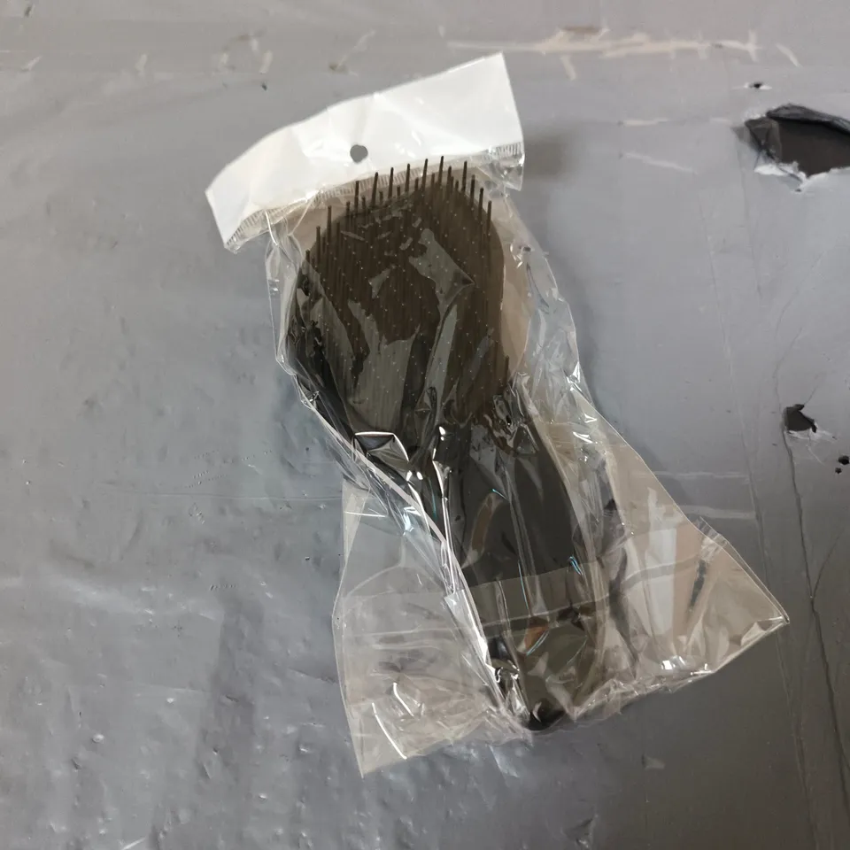 APPROXIMATELY 20 PLASTIC HAIR BRUSHES IN PINK/BLACK 