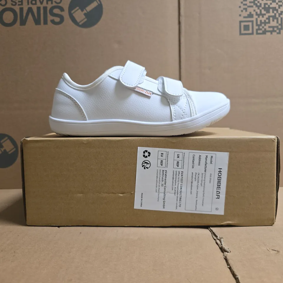 BOXED PAIR OF HOBIBEAR KID'S WIDE BAREFOOT SHOES IN WHITE SIZE EU 34