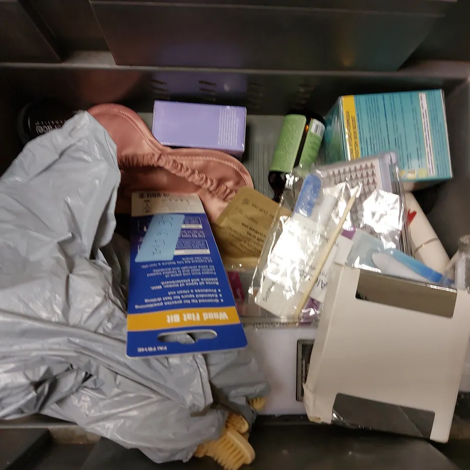 BOX OF APPROX 15 COSMETIC ITEMS TO INCLUDE ORAL-B REPLACEMENT HEADS, CLEARBLUE PREGNANCY TESTS AND COLGATE FLOSS