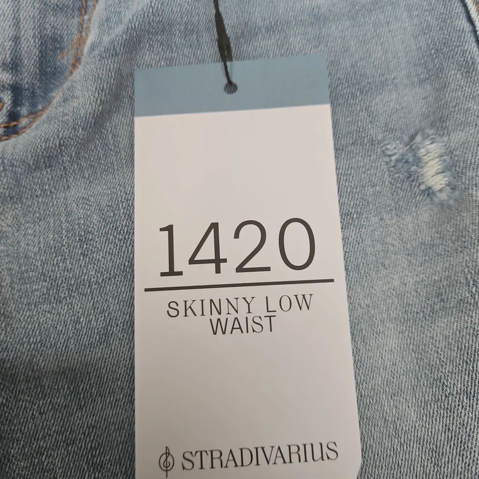 STRADIVARIUS WOMEN'S SKINNY LOW WAIST JEANS – LIGHT WASH, UK 6 (EU 34)