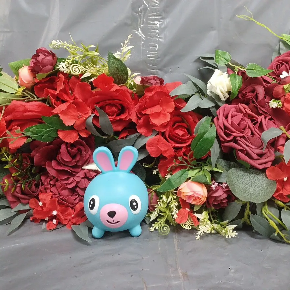 APPROXIMATELY 8 ASSORTED HOUSEHOLD ITEMS TO INCLUDE FAUX FLORA DECORATIONS, SQUEEZY TOY, ETC