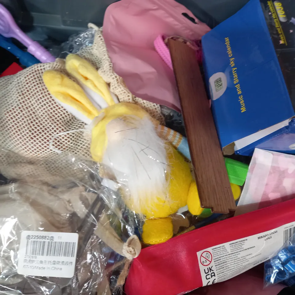LOT OF APPROXIMATELY 10 ASSORTED TOYS AND GAMES TO INCLUDE HARRY POTTER DOBBLE, DREAMWORKS HAPPY READERS, ETC