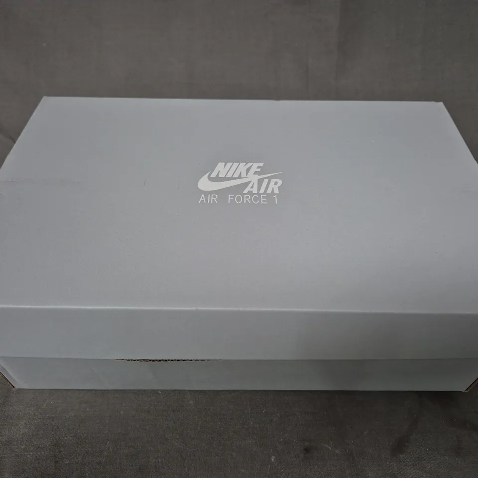 BOXED PAIR OF NIKE WOMEN'S AIR FORCE 1 '07 ESS SHOES IN WHITE/METALLIC SILVER UK SIZE 6.5