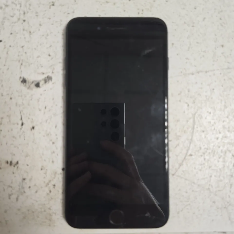 IPHONE 7 PLUS – BLACK, TOUCHSCREEN MOBILE PHONE - CRACKED SCREEN IN BOTTOM RIGHT CORNER