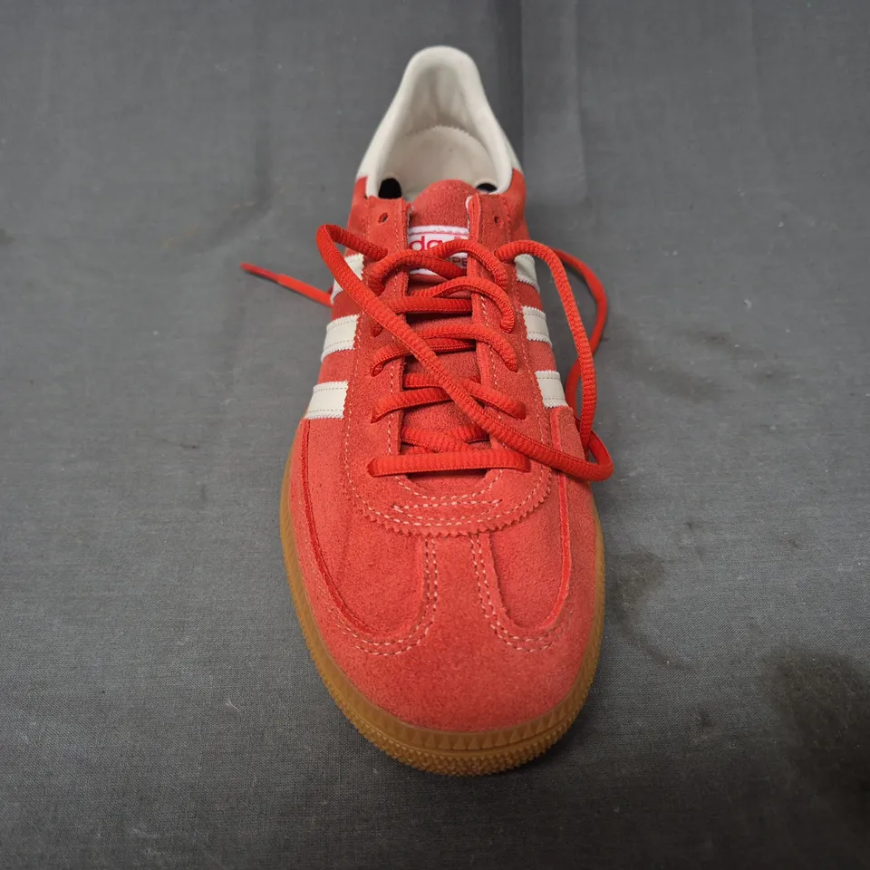 BOXED PAIR OF ADIDAS HANDBALL SPEZIAL SHOES IN CORAL/CREAM UK SIZE 6.5