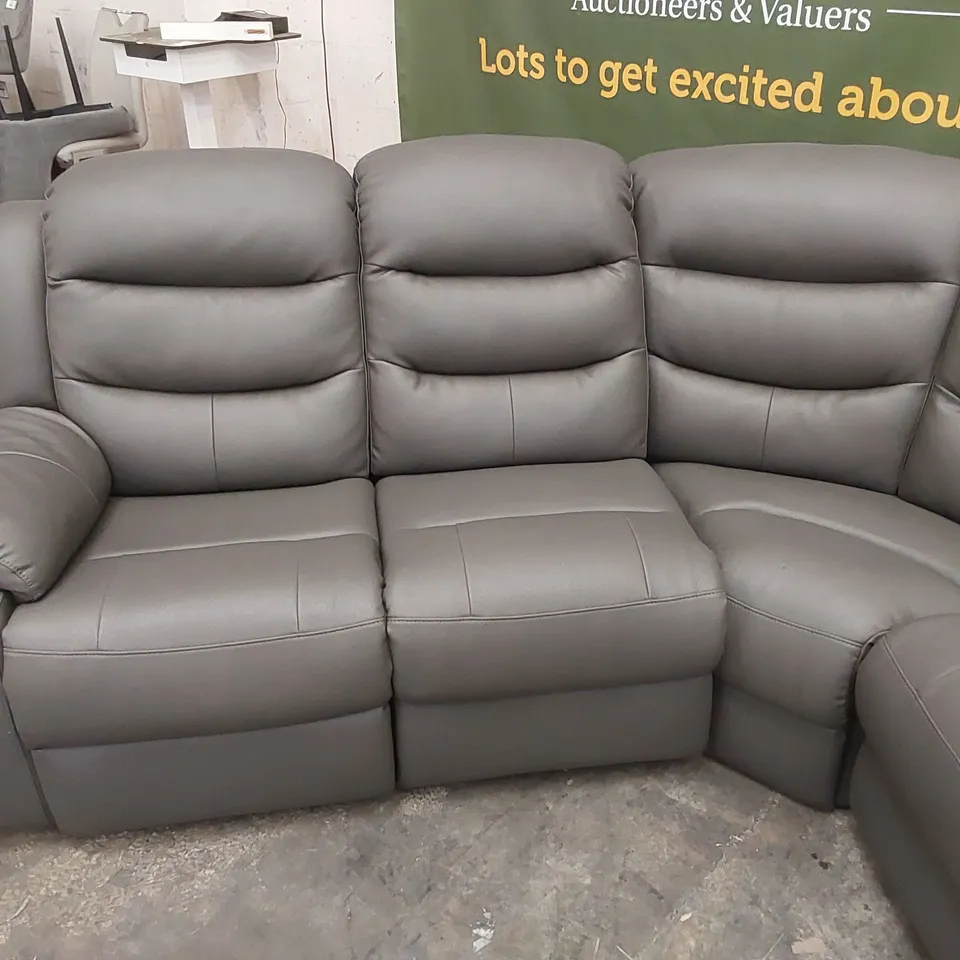 DESIGNER 5 SEATER CURVED LEATHER UPHOLSTERED MANUAL RECLINER SOFA - GREY
