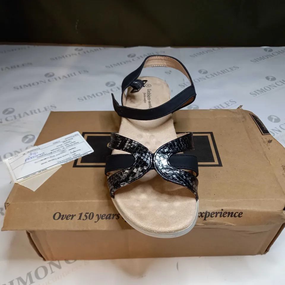 BOXED PAIR OF CUSHION-WALK FAUX SNAKESKIN SANDALS IN BLACK SIZE 6