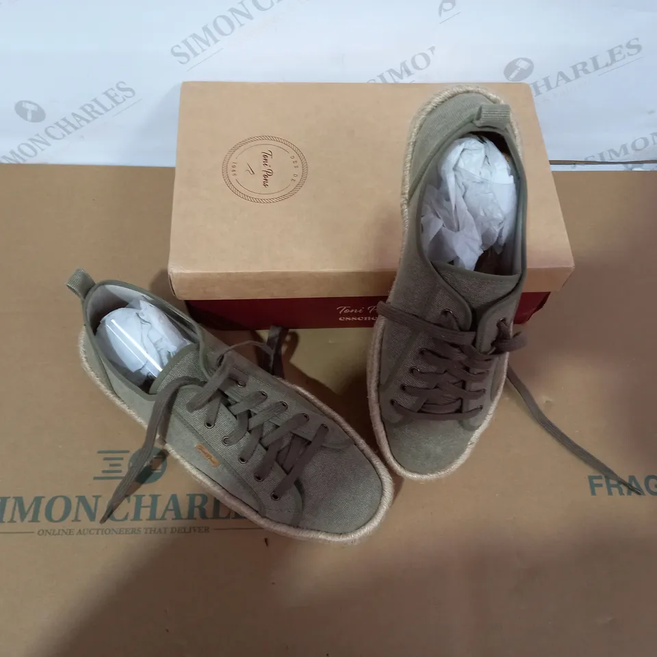 BOXED PAIR OF TONI PONS ESSENTIAL GREEN SHOES SIZE40