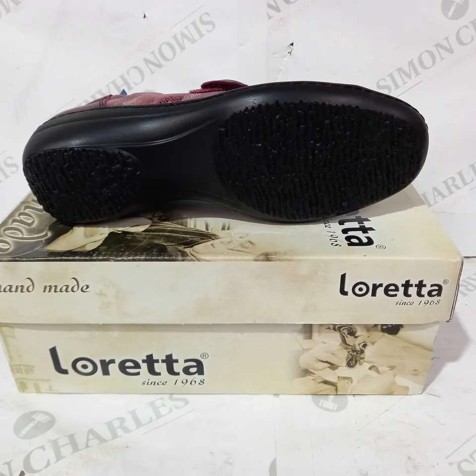 BOXED PAIR OF LORETTA SHOES IN BURGUNDY W. FLORAL PRINT EU SIZE 39