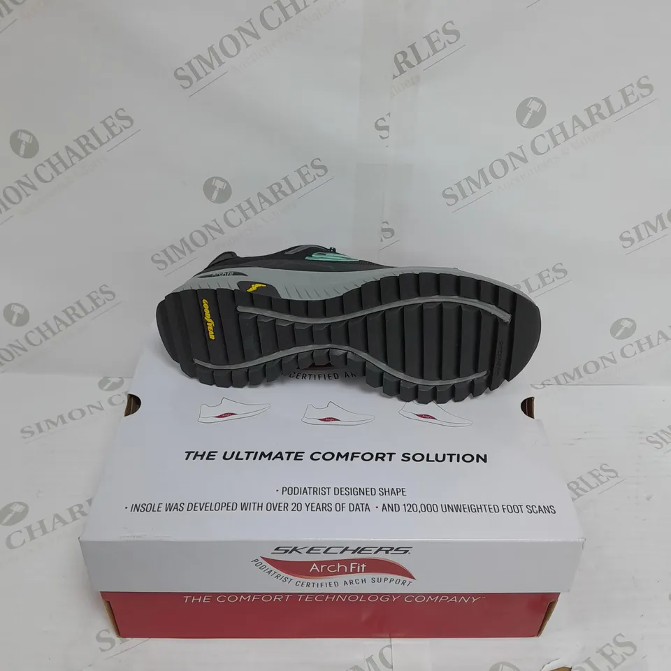 BOXED PAIR OF SKETCHERS SIZE 7 BLACK TRAINER 