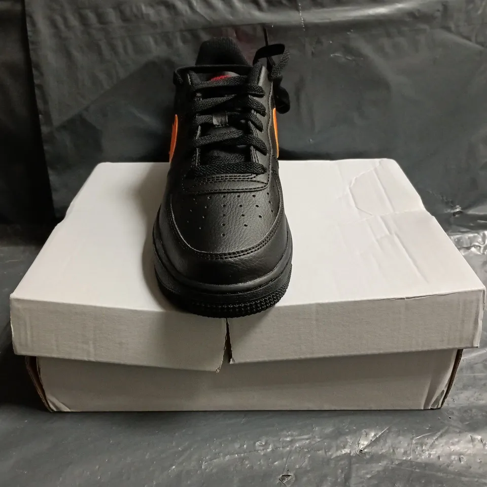 BOXED PAIR OF NIKE AIR FORCE 1 LOW TRAINERS IN BLACK/ORANGE SIZE UK 4.5
