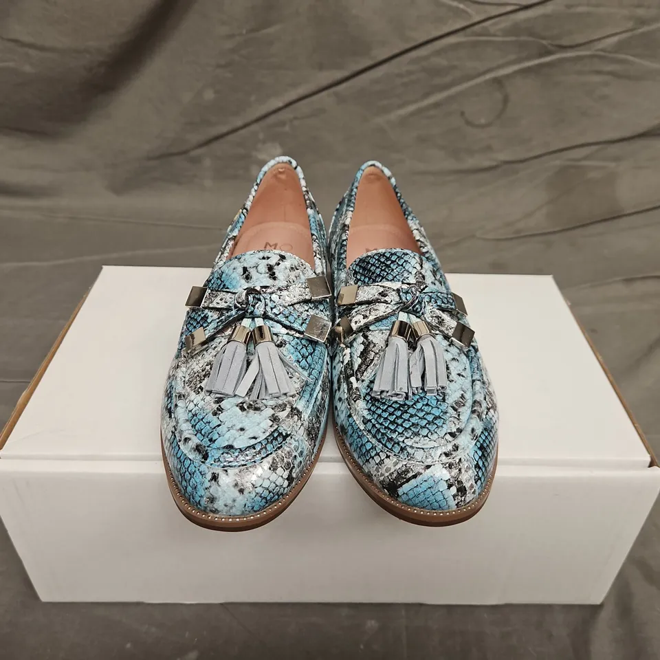 BOXED PAIR OF MODA IN PELLE TASSLE LOAFERS - UK SIZE 7