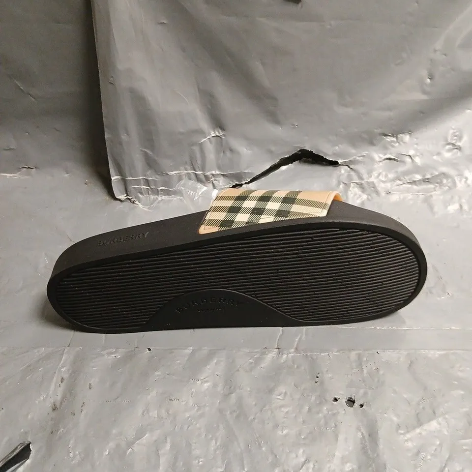 PAIR OF BURBERRY OPEN TOE SANDALS - 6.5