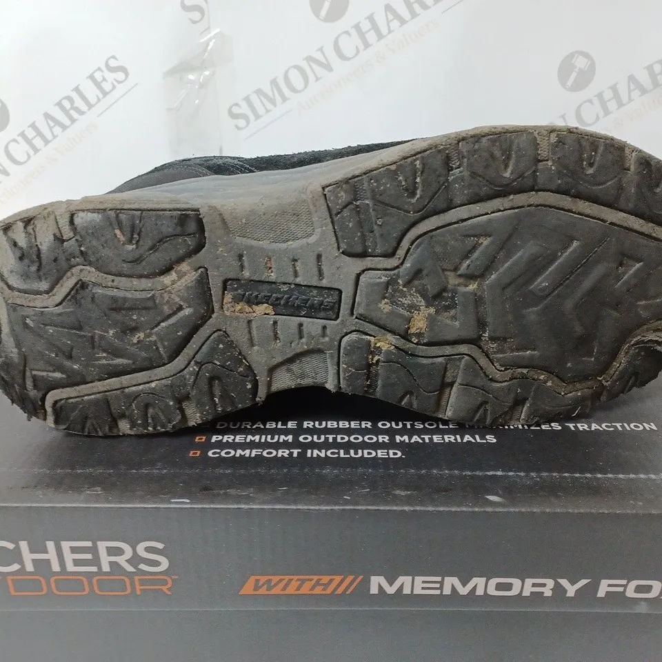 BOXED PAIR OF SKECHERS MEN'S OAK CANYON MID TOP LACE BOOTS BLACK SIZE 8