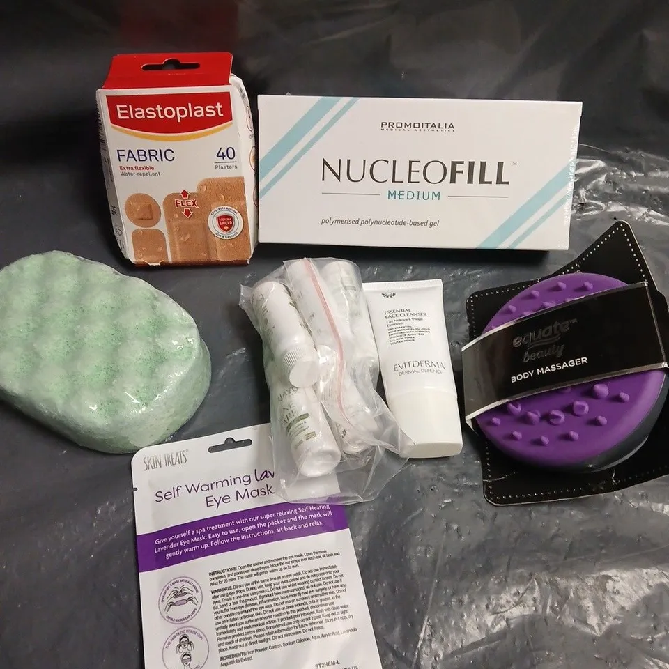 APPROXIMATELY 15 ASSORTED HEALTH & BEAUTY PRODUCTS TO INCLUDE SOAP INFUSED SPONGE, EYE MASK, BODY MASSAGER ETC 