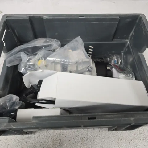 APPROXIMATELY 10 ASSORTED VEHICLE PARTS AND ACCESSORIES