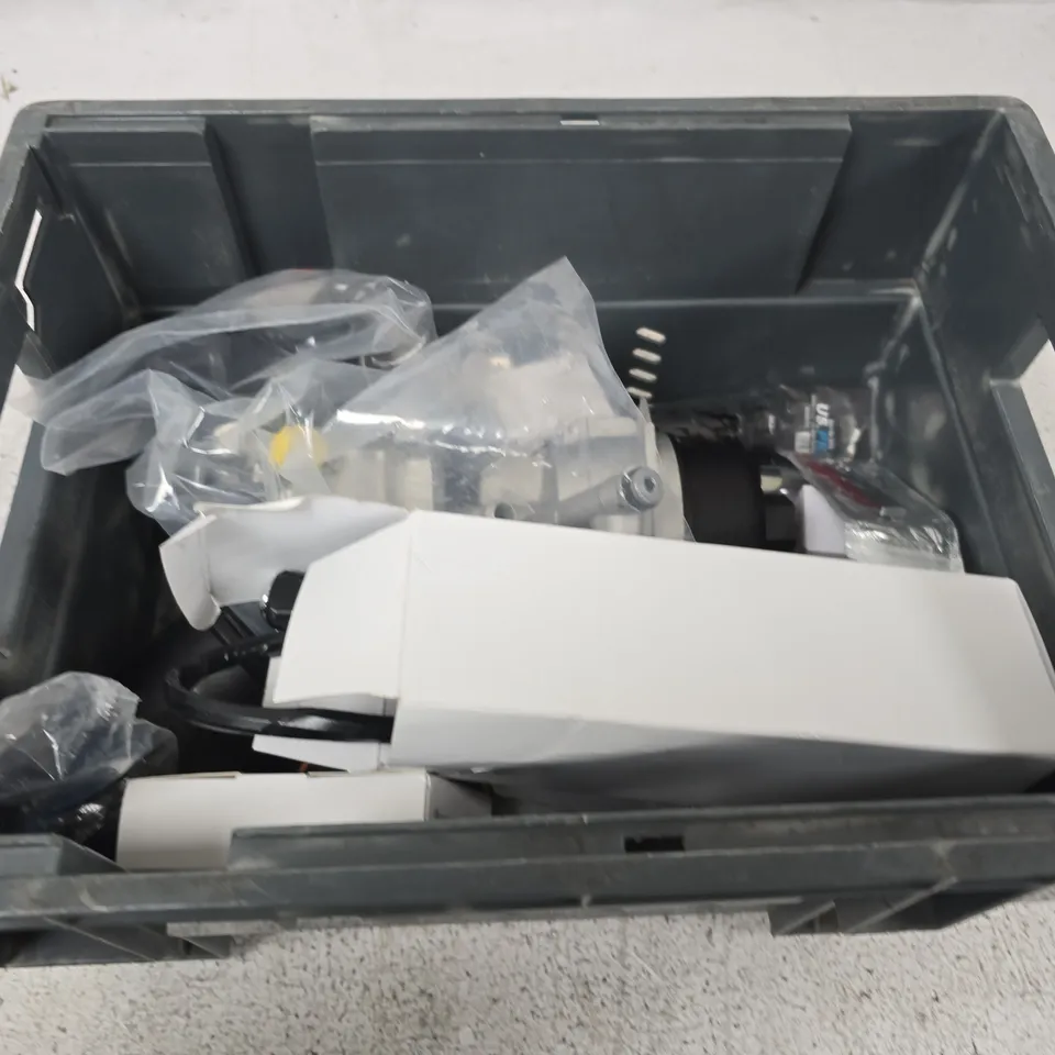 APPROXIMATELY 10 ASSORTED VEHICLE PARTS AND ACCESSORIES