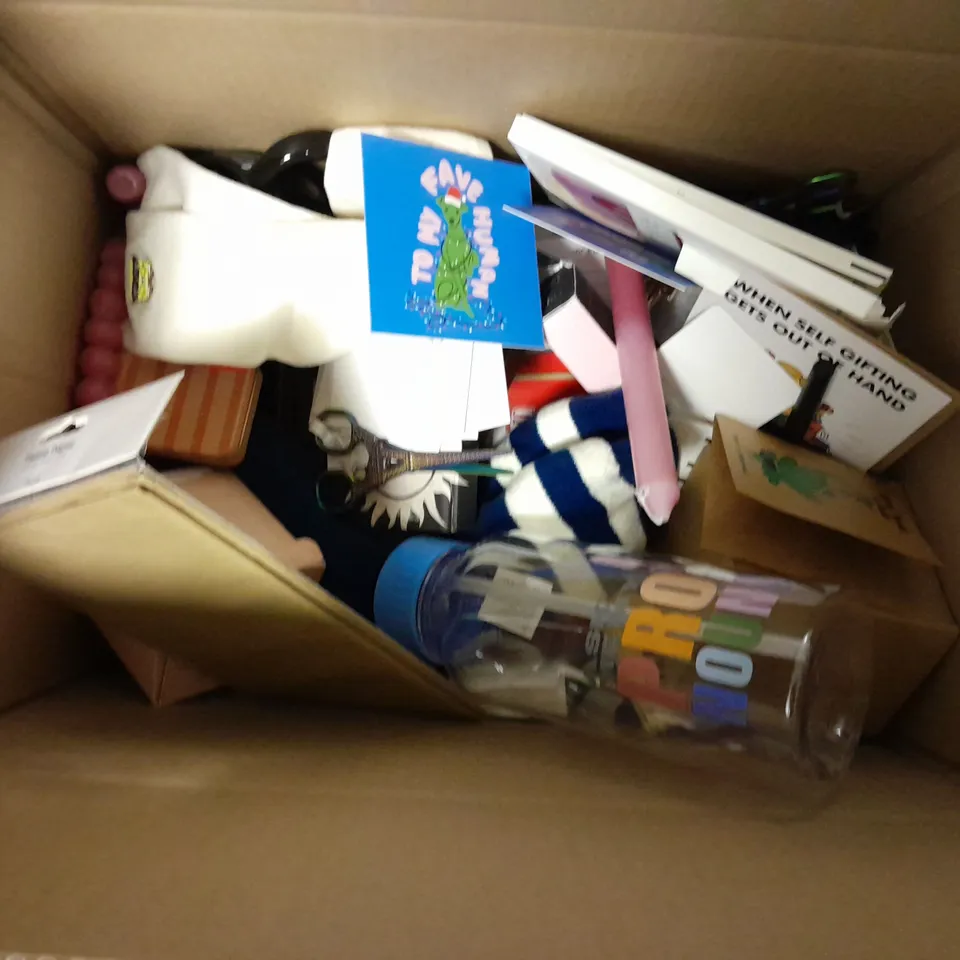 BOX OF APPROXIMATELY 15 ASSORTED ITEMS TO INCLUDE - SET OF 2 CANDLE STICKS - BREAKFAST MUG - EARBUDS CASE ECT