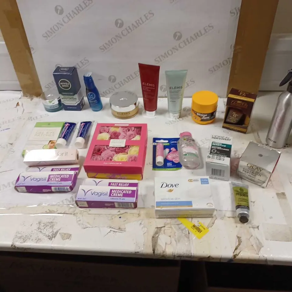 LOT OF APPROXIMATELY 20 HEALTH AND BEAUTY ITEMS TO INCLUDE FUN TIME ORIGINAL LUBE, DOVE SOAP BAR, AND SWEET PEA & HONEY SUCKLE SOAP FLOWERS ETC. 