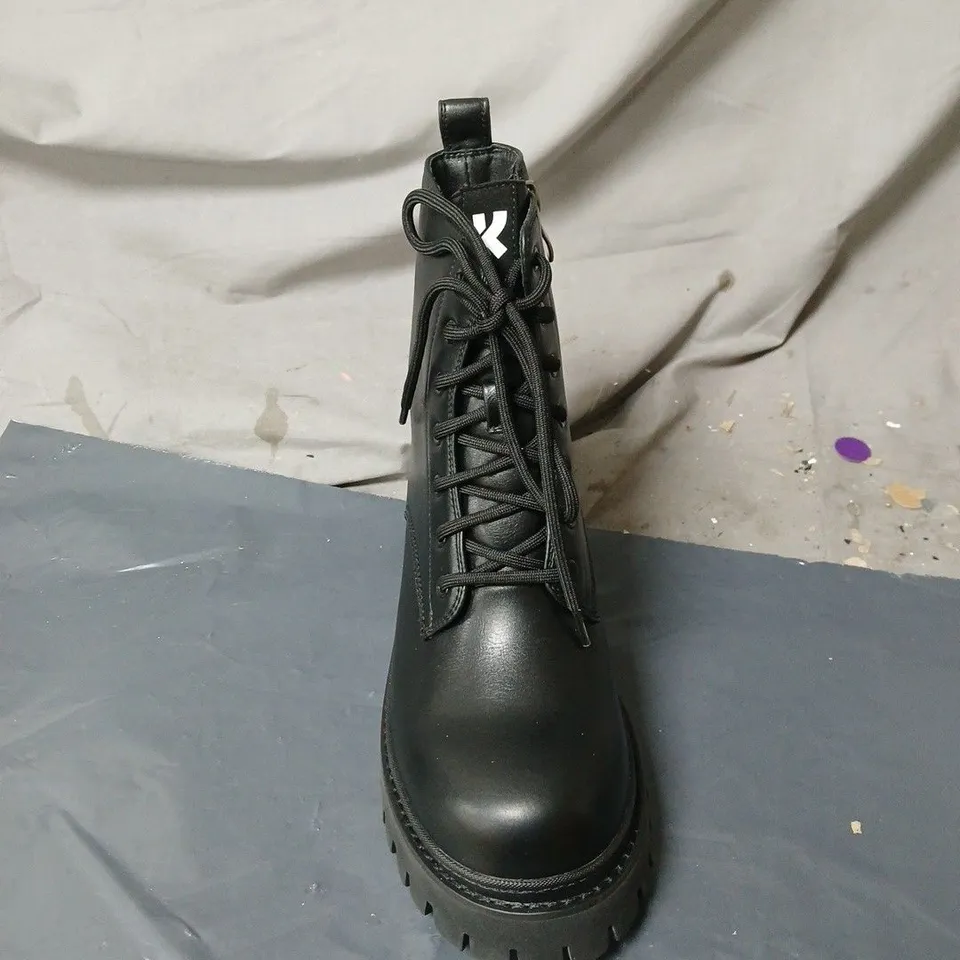 KOI LAVELL LACE UP BOOTS SIZE 5