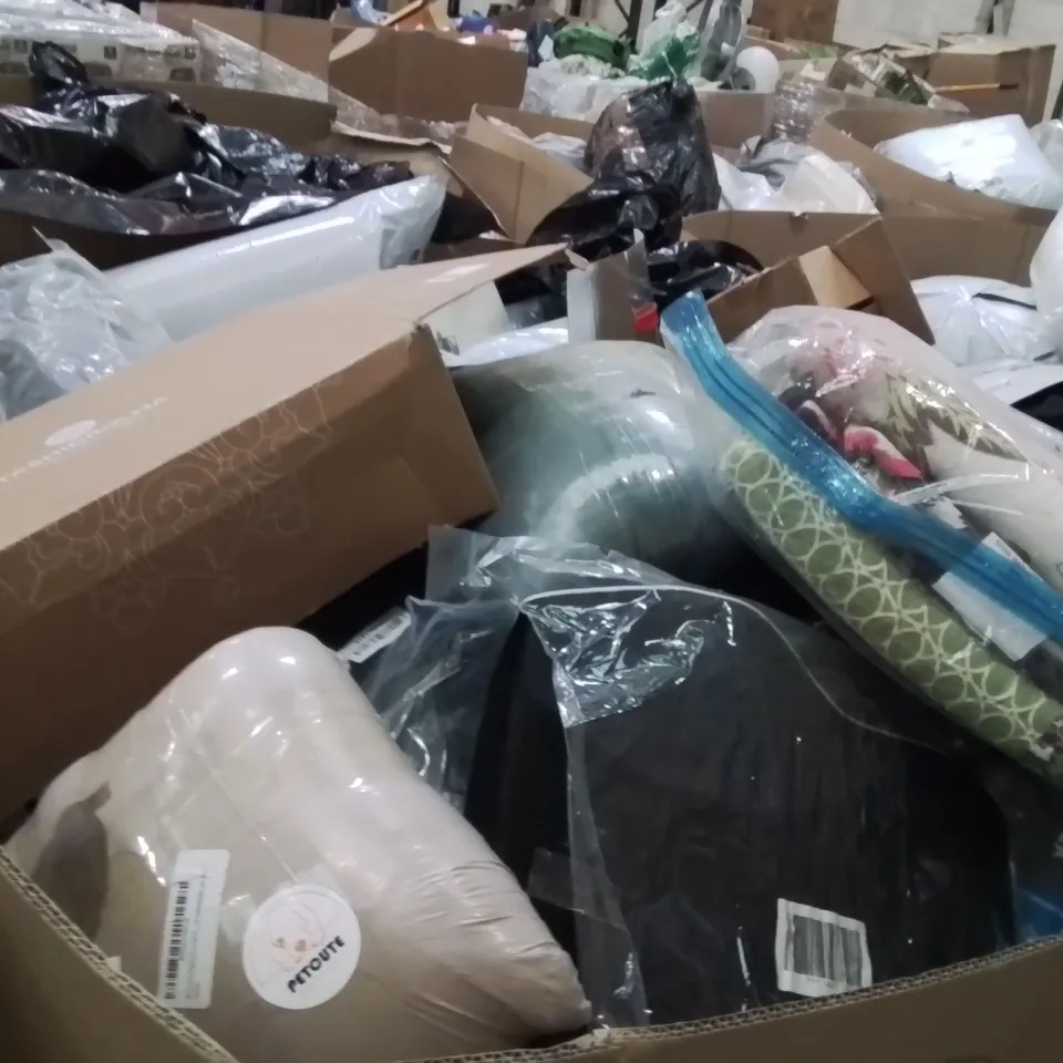 PALLET CONTAINING A LARGE QUANTITY OF PILLOWS 