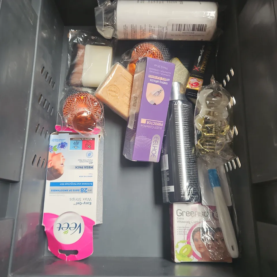 APPROXIMATELY 20 ASSORTED HEALTH & BEAUTY PRODUCTS TO INCLUDE - K18 HAIR MASK SAMPLE - MUA PRO BASE ILLUMINATING PRIMER - L'OREAL ELVIVE HYDRA HYALURONIC SHAMPOO - ETC